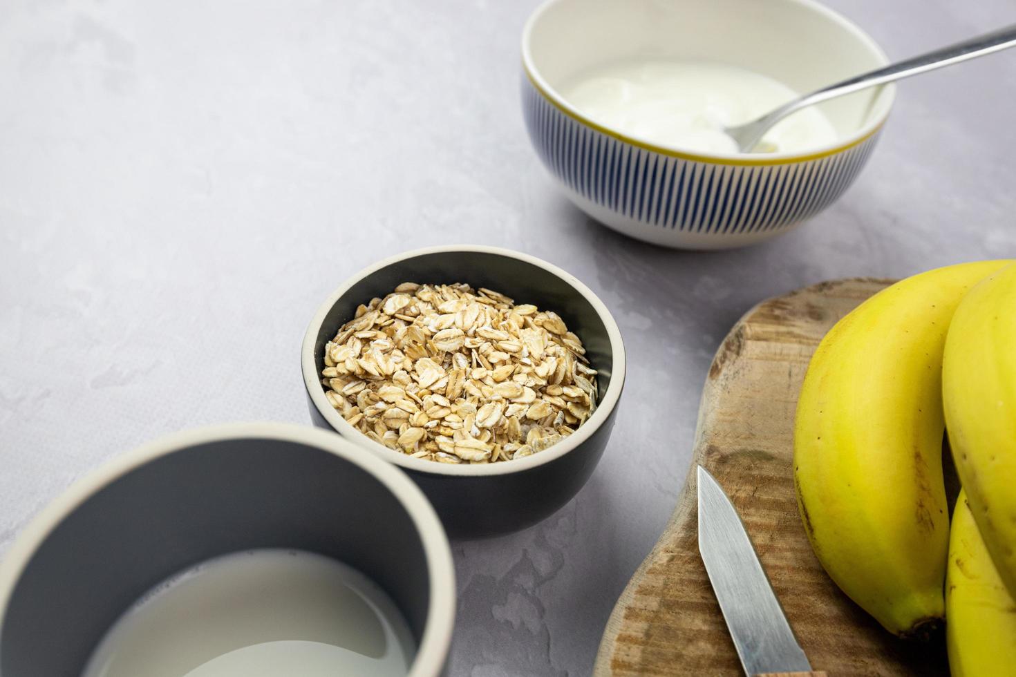 preparación de un cóctel de plátano con yogur natural y avena. foto