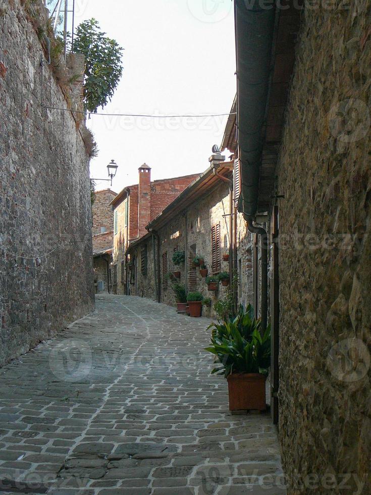 vista de la ciudad de lucignano foto