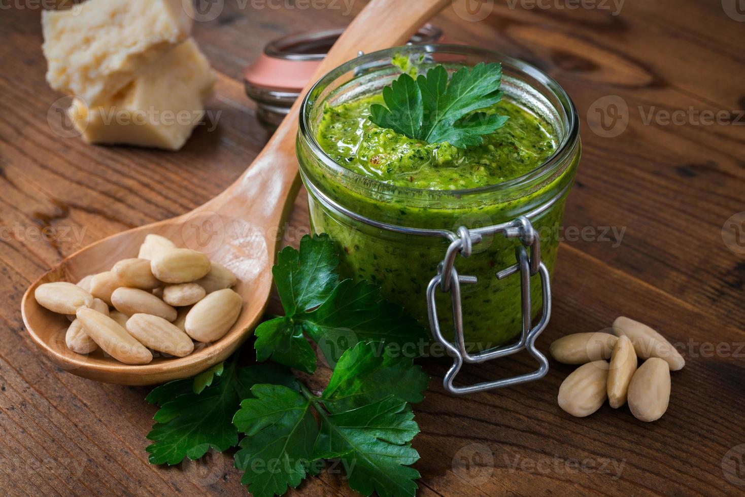 pesto con perejil y almendras foto