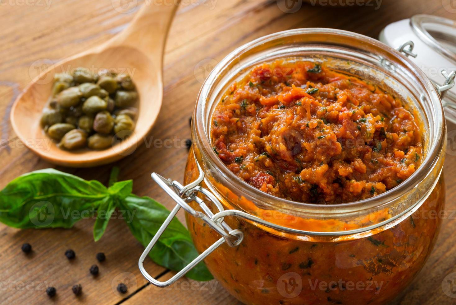 pesto con tomates secos y almendras foto