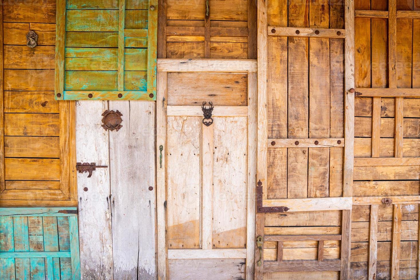 Colección de puertas de madera de estilo antiguo con pestillo oxidado y aldabas foto