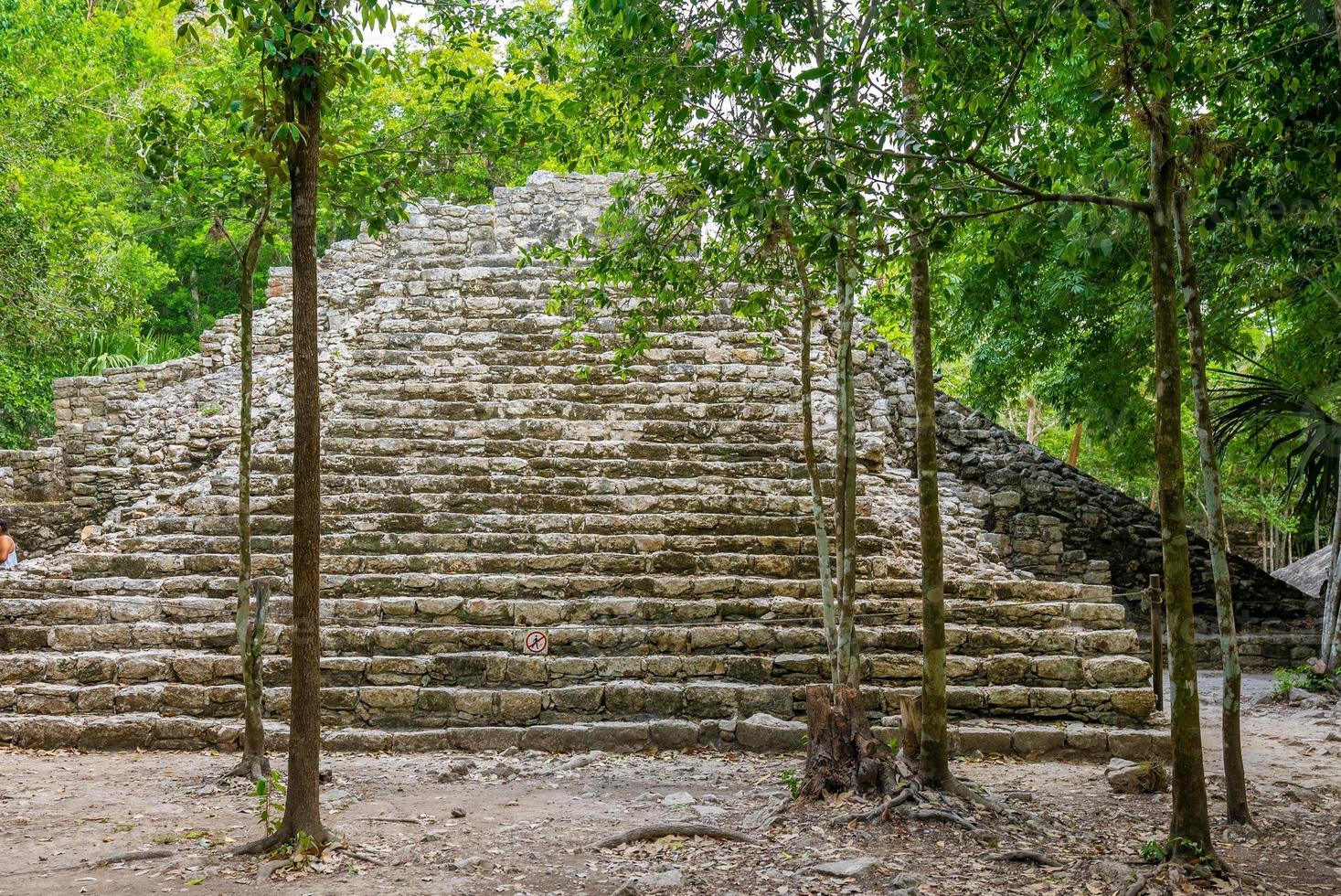 pirámide de nohoch mul en las ruinas de la ciudad maya de coba foto