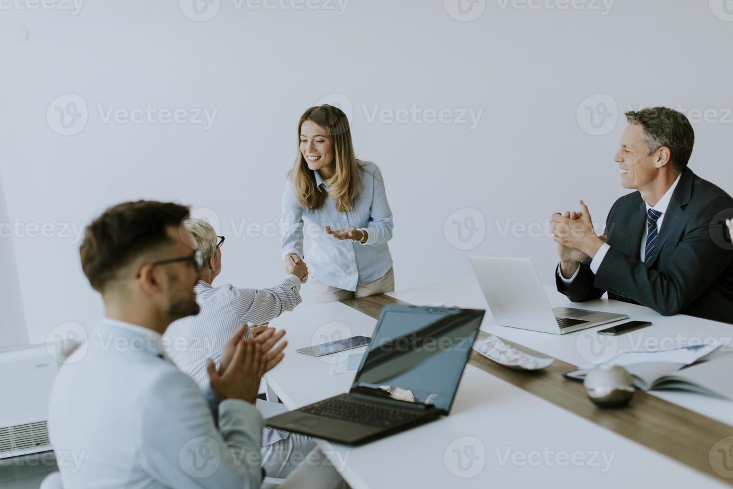 Joven socio empresarial explicando los detalles del proyecto en una reunión en la oficina foto