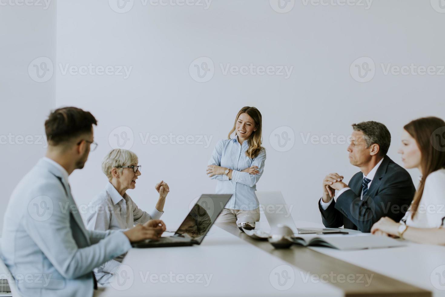 Joven socio empresarial explicando los detalles del proyecto en una reunión en la oficina foto