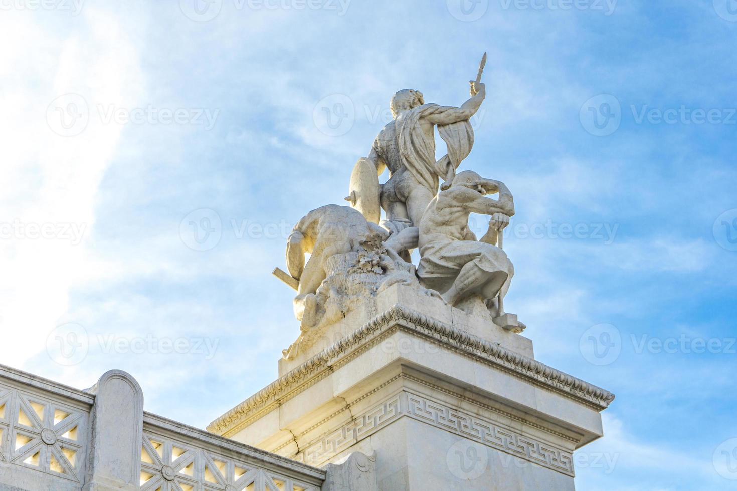 Estatua que representa la fuerza frente a Vittoriano en Roma foto