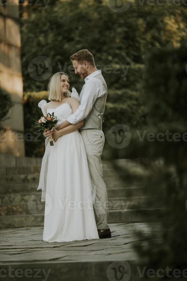 joven pareja de recién casados foto