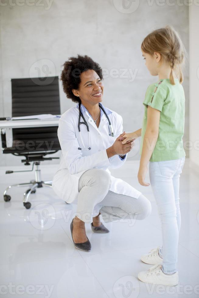 niña linda en el examen del pediatra foto