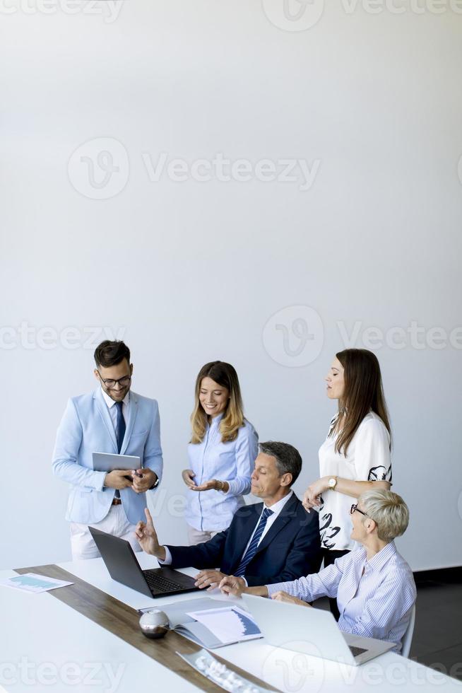 Ver al grupo de gente de negocios trabajando juntos y preparando un nuevo proyecto en una reunión en la oficina foto