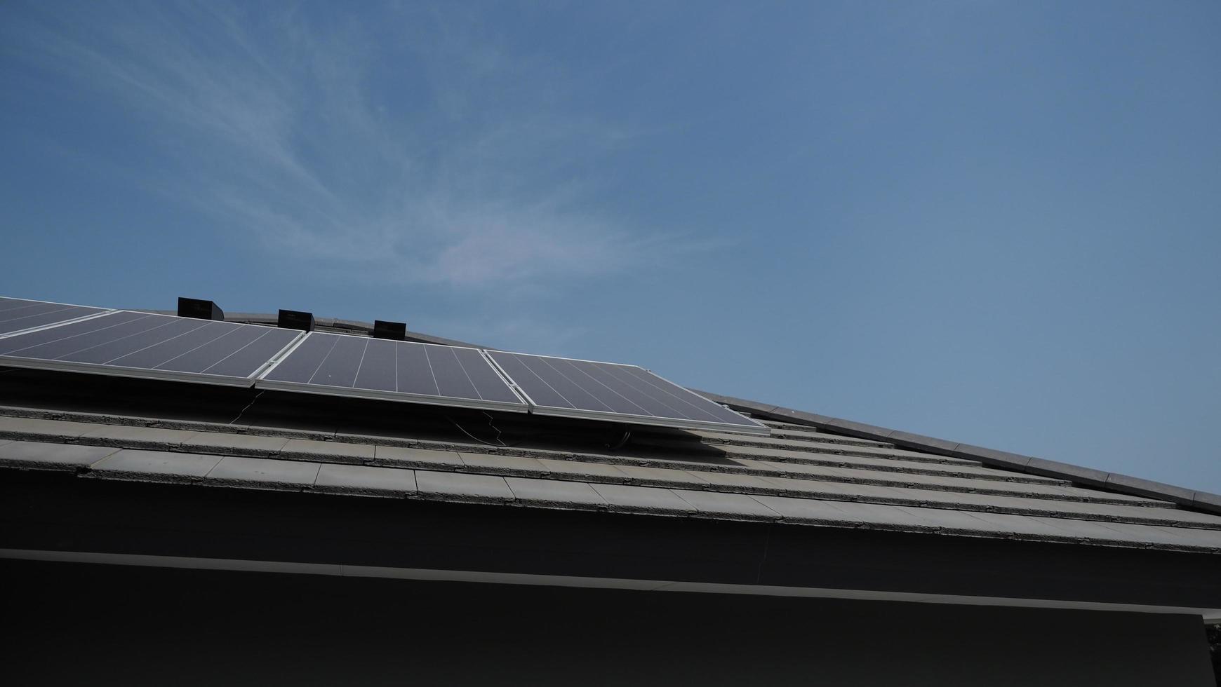 fotovoltaica. panel de celdas solares. Planta de energía de techo solar en el techo. foto