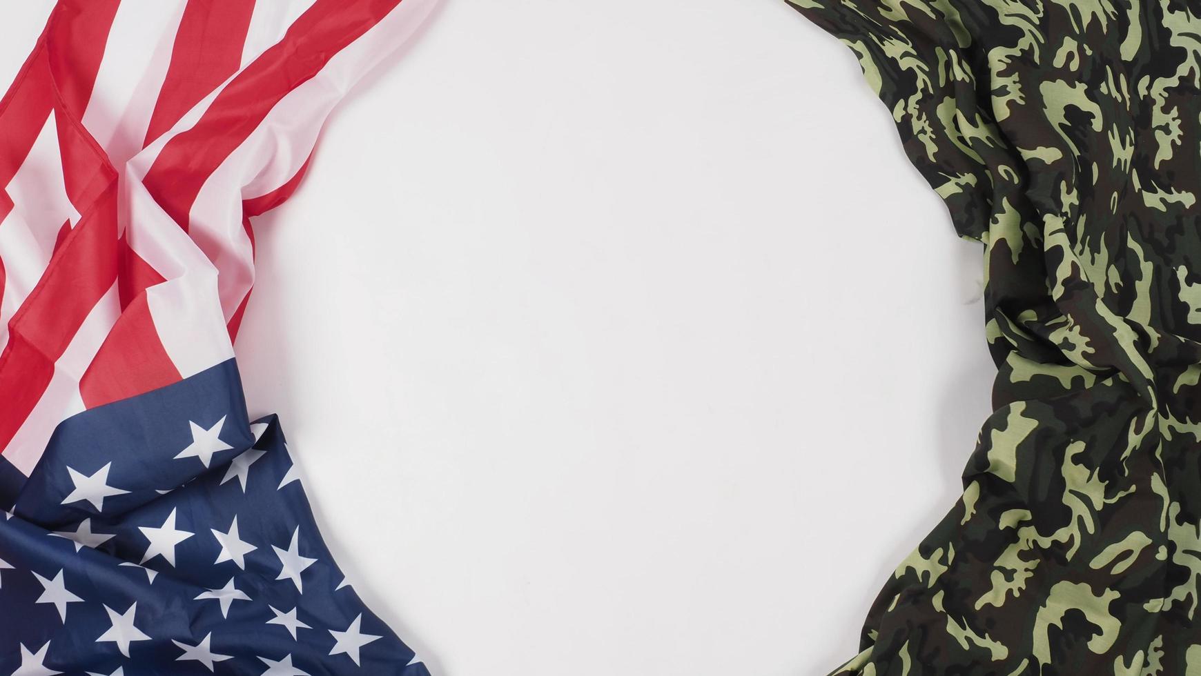 bandera americana y patrón de camuflaje militar. ángulo de visión superior. foto