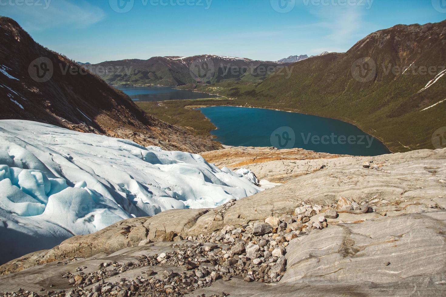 hermosos paisajes en las montañas y el glaciar svartisen paisaje en noruega concepto de ecología de monumentos de naturaleza escandinava. hielo y nieve azul foto