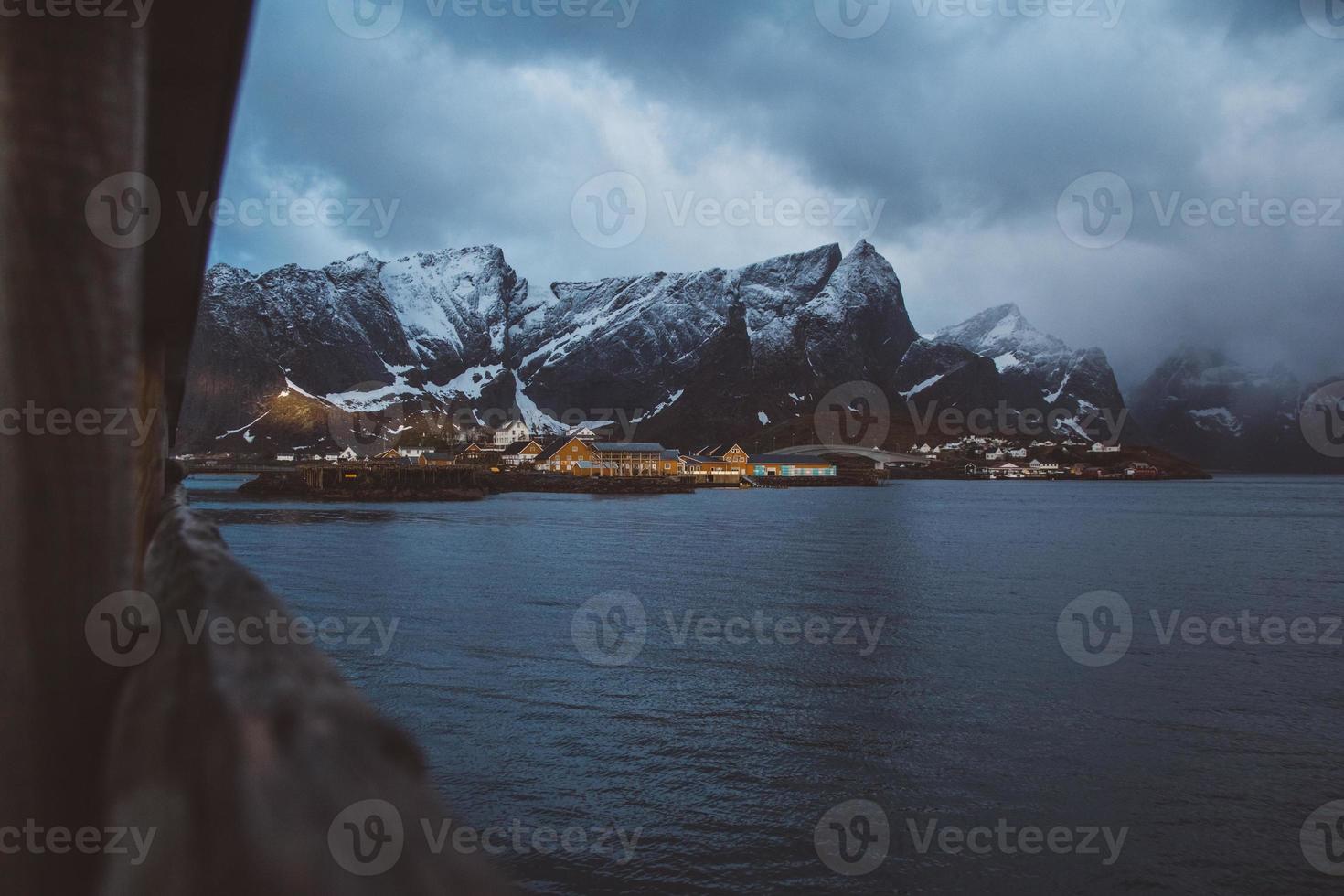 noruega rorbu casas y montañas rocas sobre fiordos paisaje vista de viaje escandinavo islas lofoten. paisaje natural escandinavo. foto