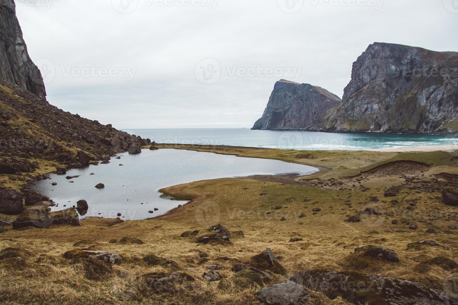 noruega montañas y paisajes en las islas lofoten. paisaje natural escandinavo. lugar para texto o publicidad foto