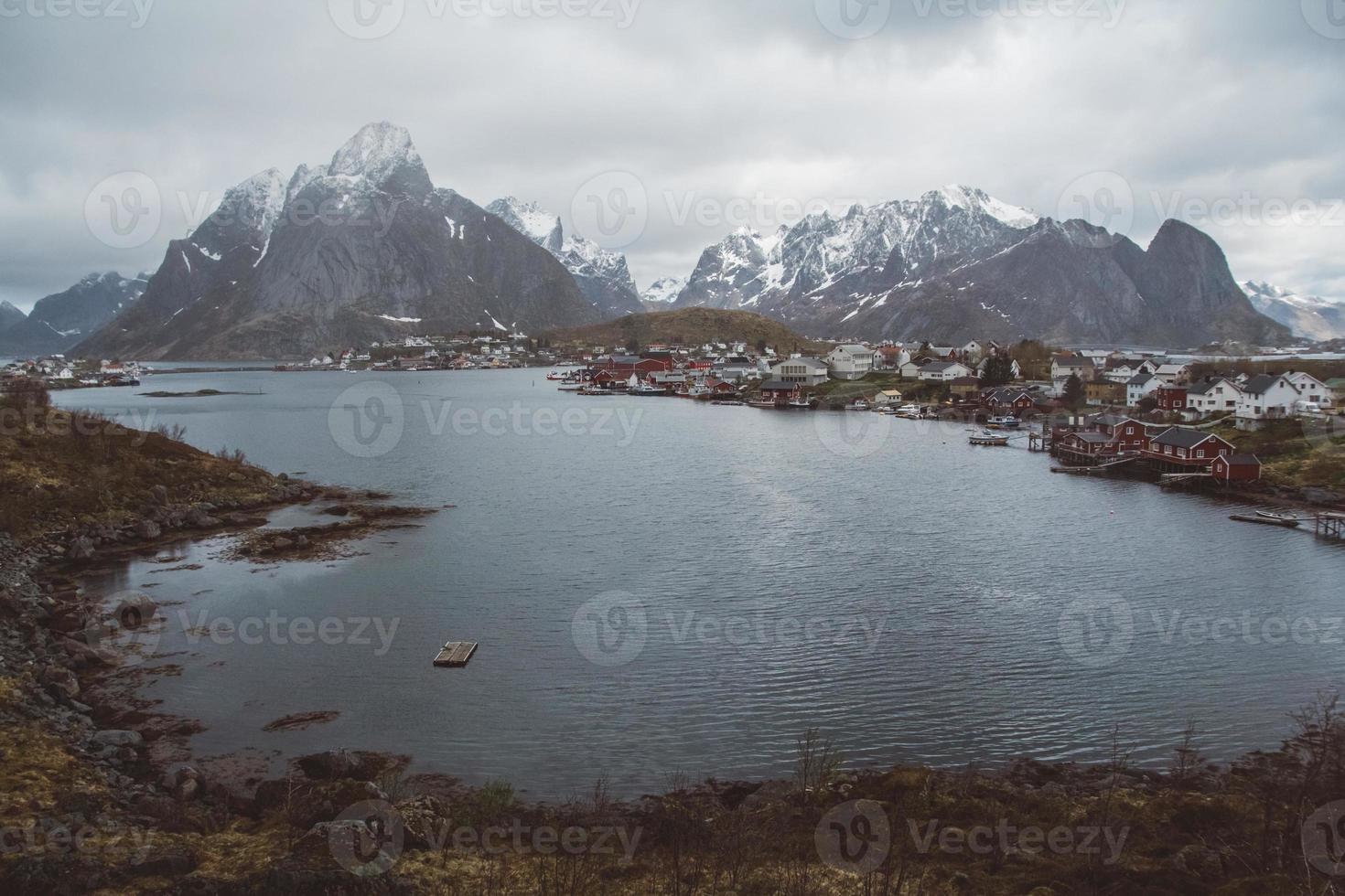 noruega rorbu casas y montañas rocas sobre fiordos paisaje vista de viaje escandinavo islas lofoten. paisaje natural escandinavo. foto