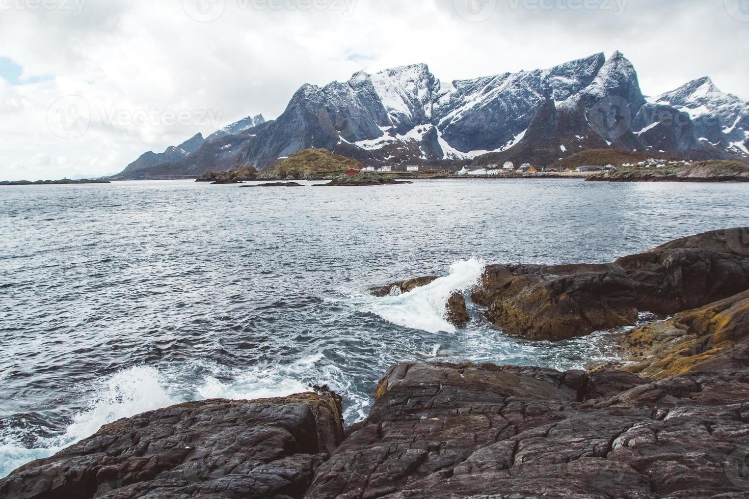 noruega montañas y paisajes en las islas lofoten. paisaje natural escandinavo. lugar para texto o publicidad foto