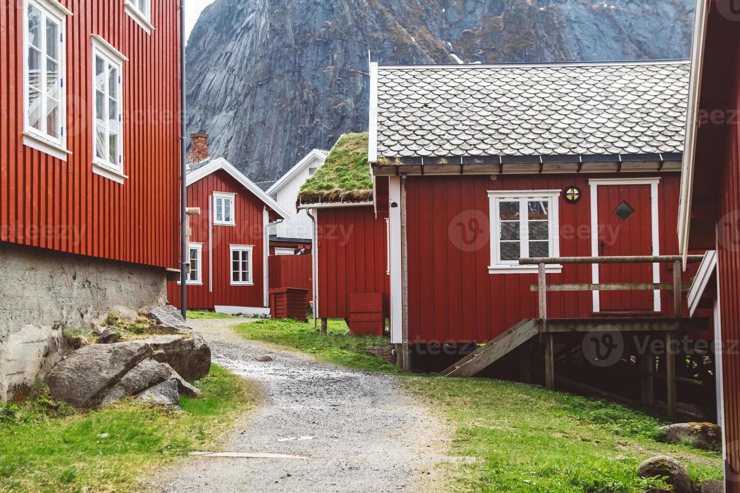 noruega rorbu casas y montañas rocas sobre fiordos paisaje vista de viaje escandinavo islas lofoten. paisaje natural escandinavo. foto