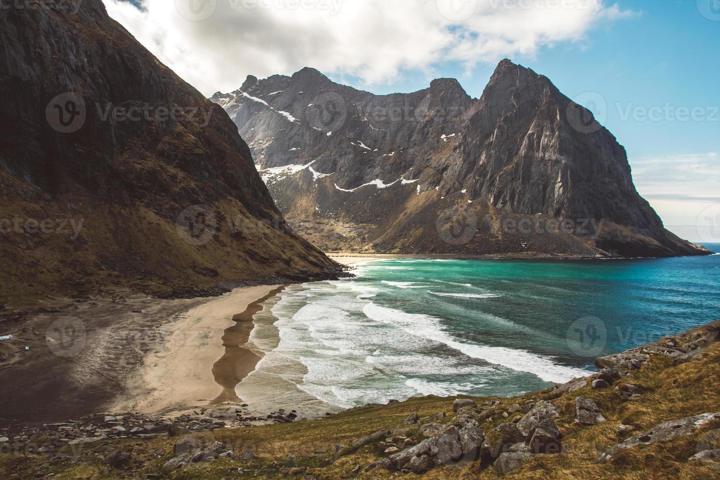 noruega montañas y paisajes en las islas lofoten. paisaje natural escandinavo. lugar para texto o publicidad foto