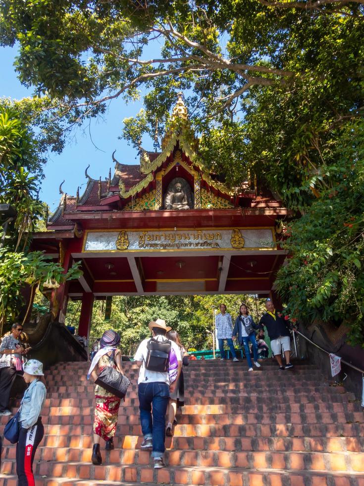 Chiang Mai, Tailandia, 12 de enero de 2020 Wat Phra That Doi Suthep Temple Turistas que suben y bajan escaleras en turismo. Escalera Hay actualmente 306 escalones. foto