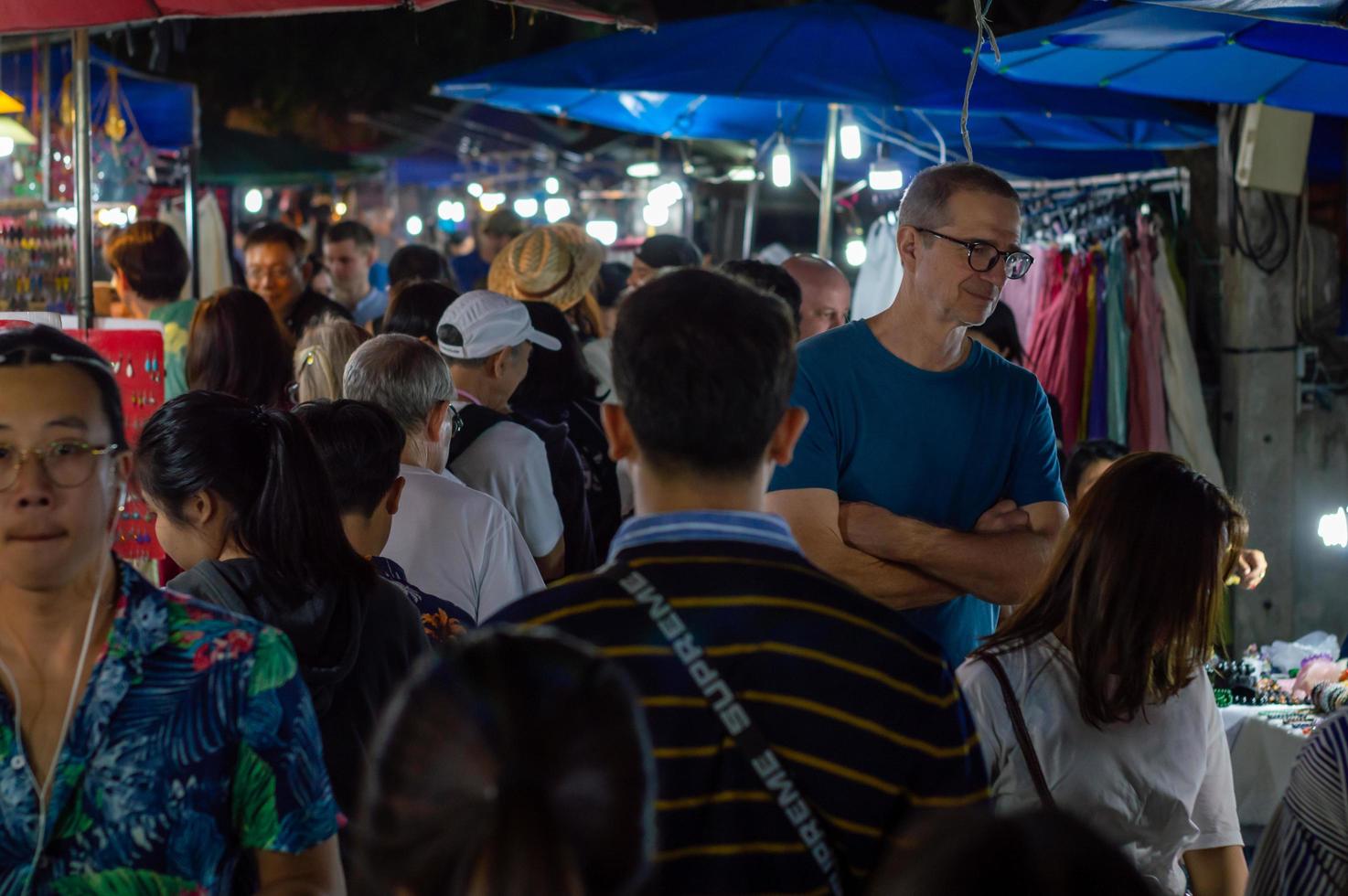 calle peatonal de chiang mai chiang mai tailandia 12 de enero de 2020un mercado de artesanías locales hecho de cerámica de sedametalglasswood o arte y comida turistas tailandeses y extranjeros disfrutan caminando y comprando foto