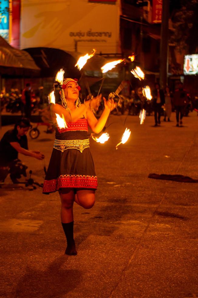 chiang mai walking street chiang mai tailandia 12 de enero de 2020 actuación en la calle en chiang mai walking street turistas surfean, miran espectáculos y toman fotografías con cantos y otras actuaciones. foto