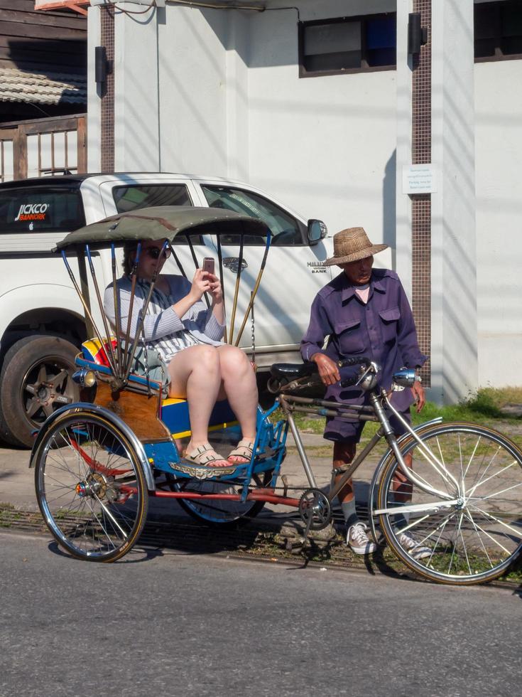 chiang mai tailandia 12 de enero de 2020 triciclo de pasajeros es un triciclo antiguo que sirve a los pasajeros en el pasado hoy en día, este es un automóvil que se utiliza para los turistas que visitan la ciudad de chiang mai. foto