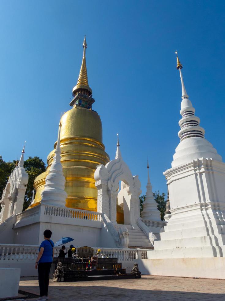 chiang mai tailandia 12 de enero de 2020 templo de wat suan dok en el año be2450 princesa dara rasam: graciosamente complacida de recolectar los huesos del gobernante de chiang mai y sus familiares reunidos en este lugar. foto