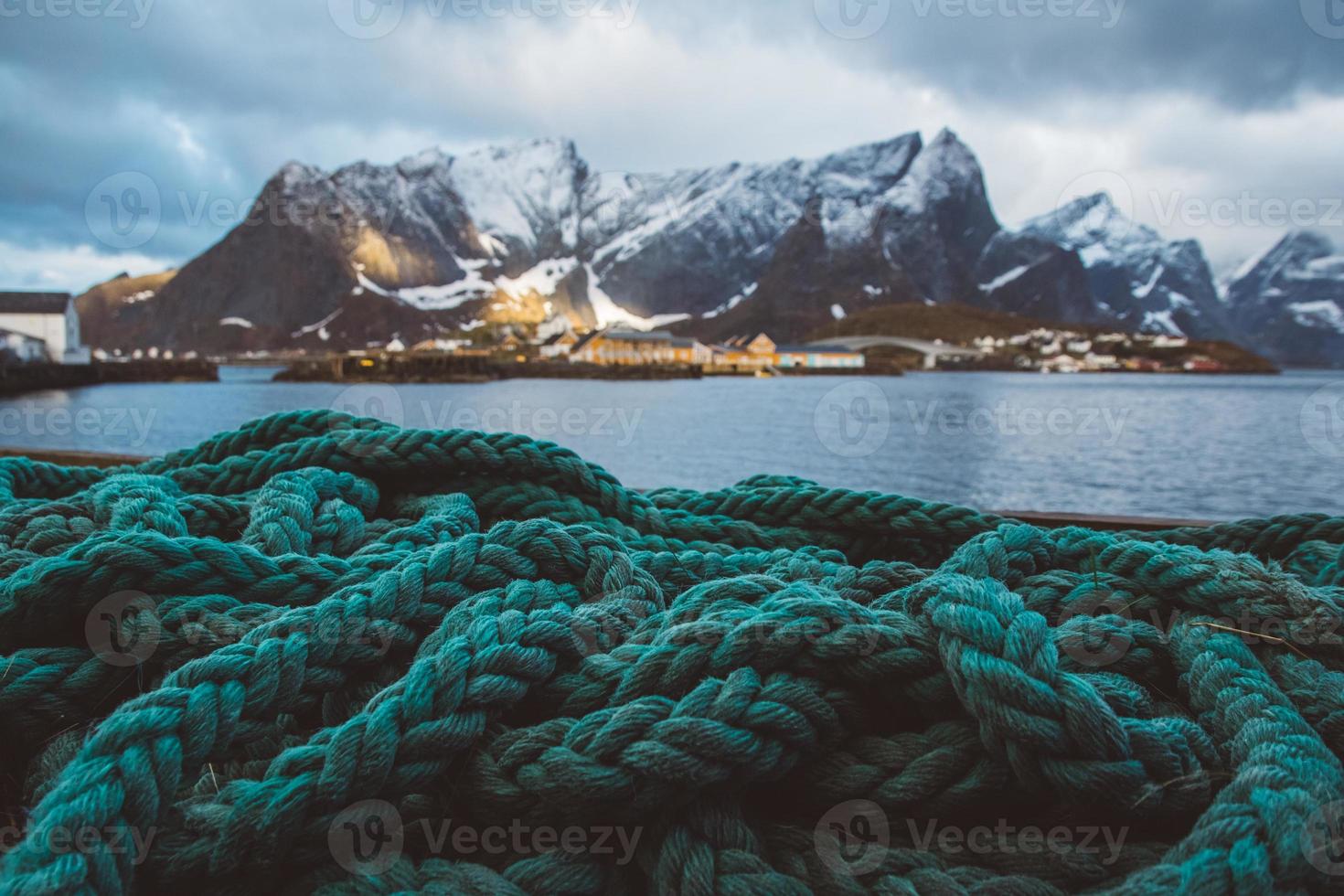 cuerda natical en un muelle en el fondo de montañas y paisajes en las islas lofoten. lugar para texto o publicidad foto