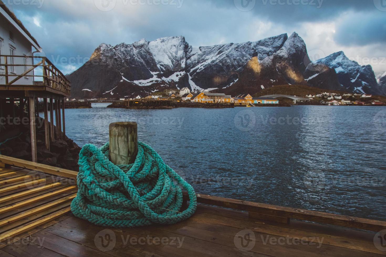 cuerda natical spriral en un muelle de madera en el fondo de montañas y paisajes en las islas lofoten. lugar para texto o publicidad foto