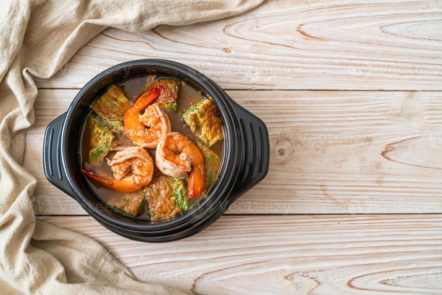 sopa agria de pasta de tamarindo con gambas y tortilla de verduras foto