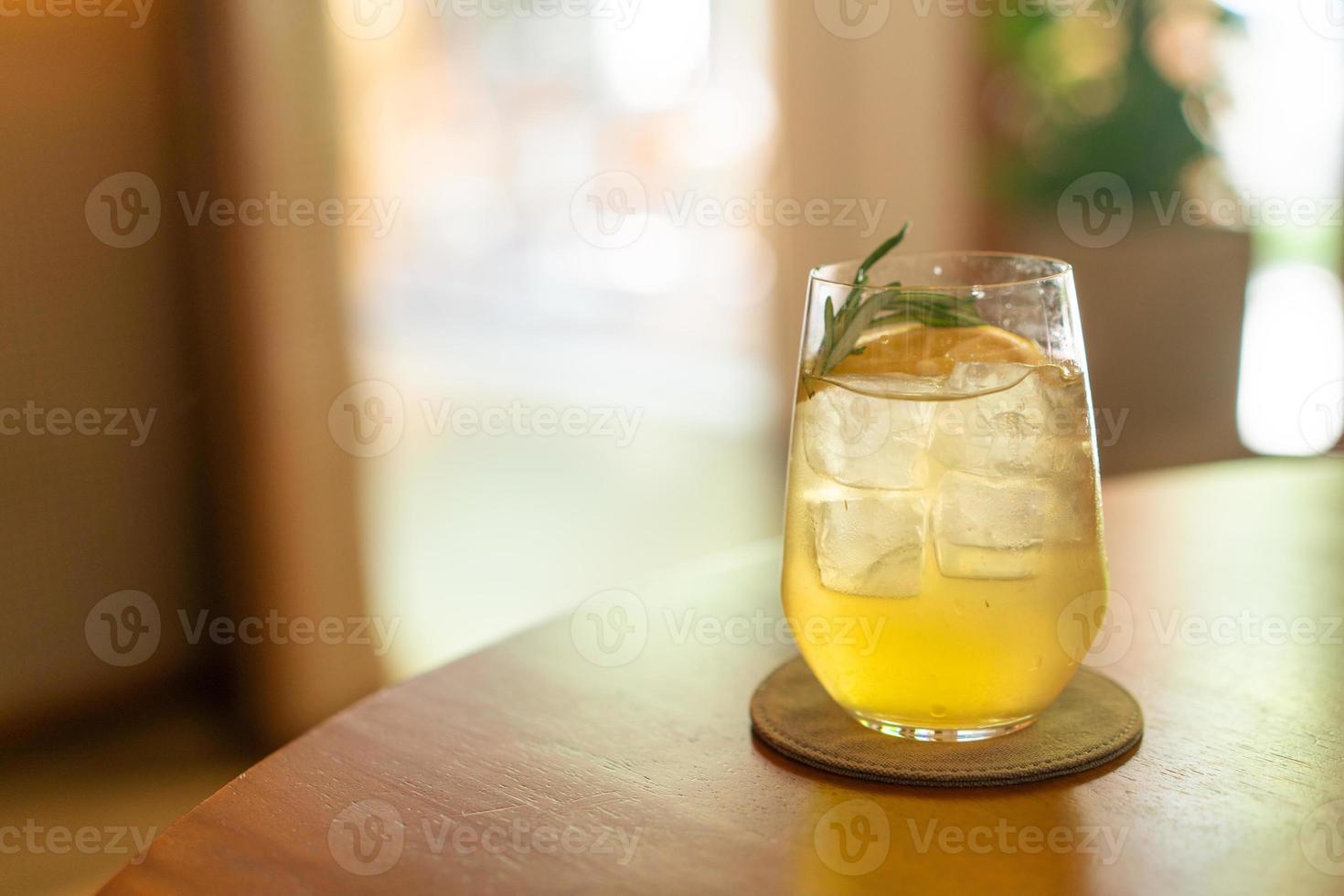 vaso helado de miel de limón con romero foto