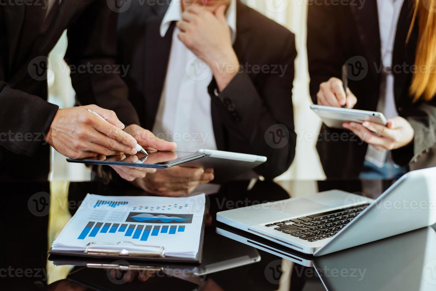 grupo de inversores, reunión de negocios y análisis de datos de gráficos financieros durante la reunión. foto