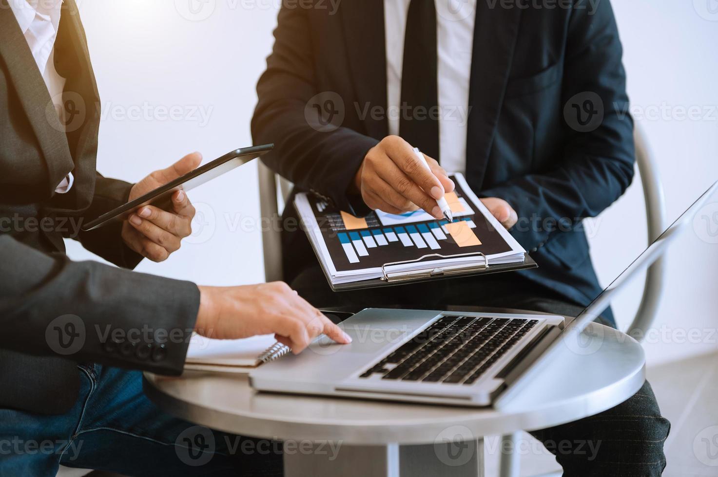 Documentos comerciales en la mesa de la oficina con teléfono inteligente y calculadora, tableta digital y gráfico empresarial con diagrama de red social foto