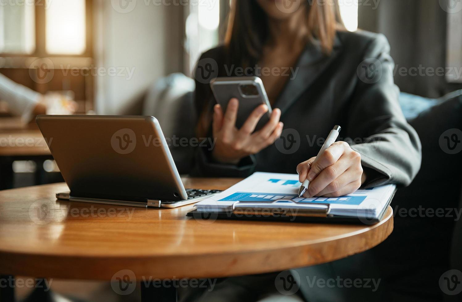 hombre de negocios que usa en el teléfono inteligente y la tableta foto