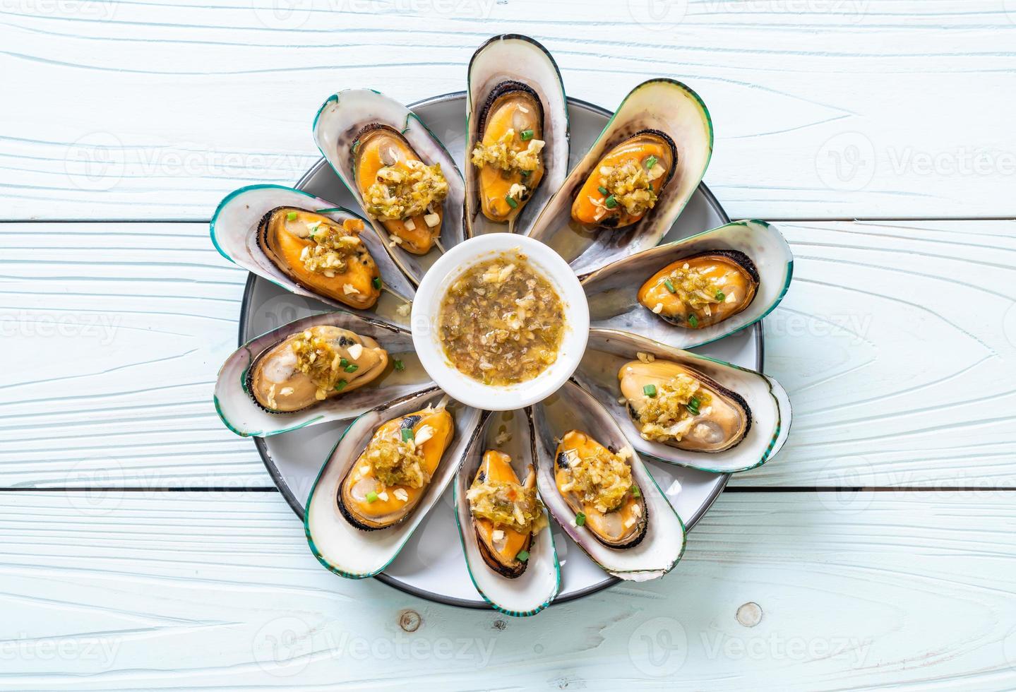 mejillones con salsa picante de mariscos foto