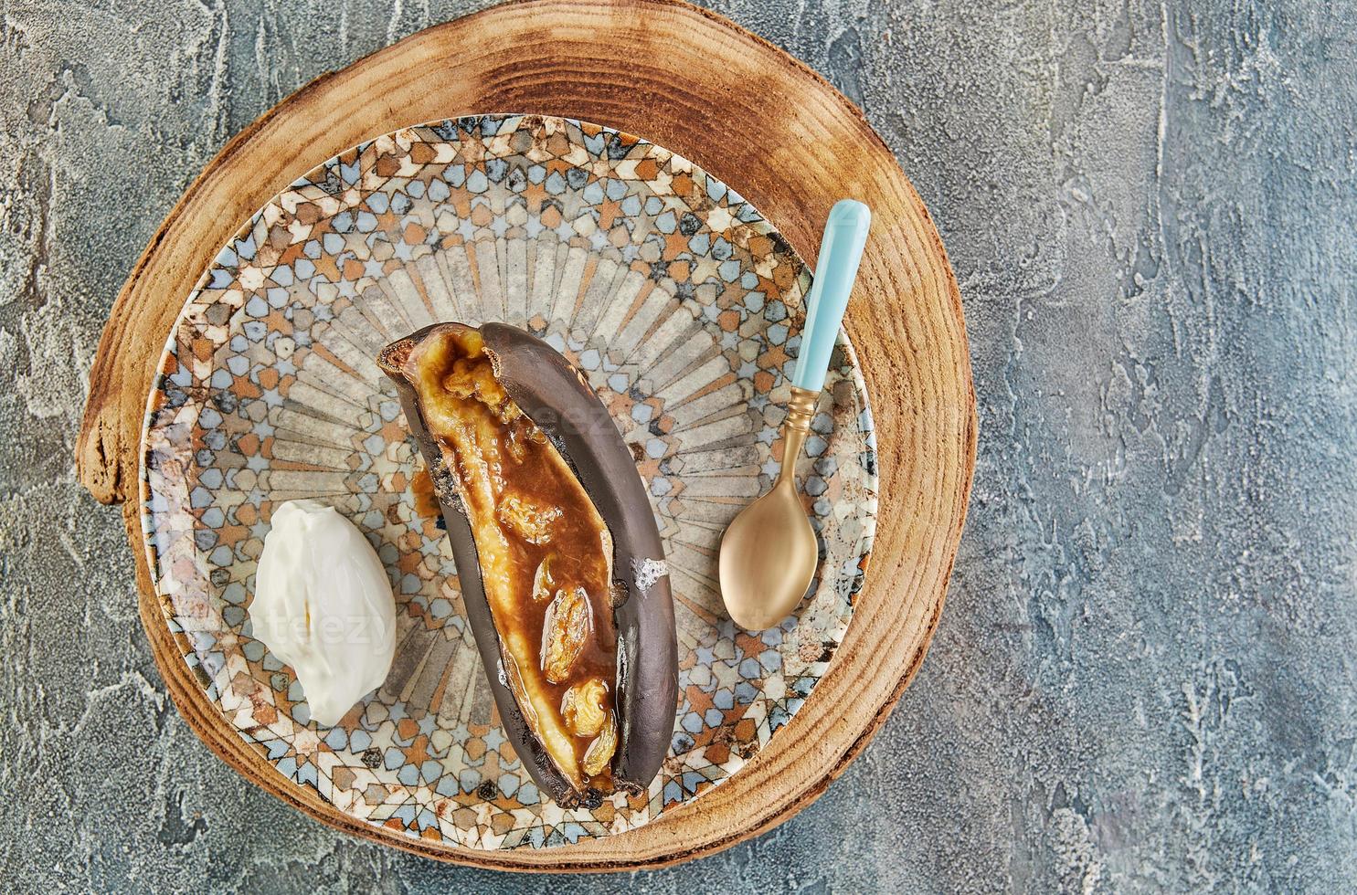 plátanos horneados con salsa de crema, miel y vinagre balsámico. cocina gourmet francesa foto