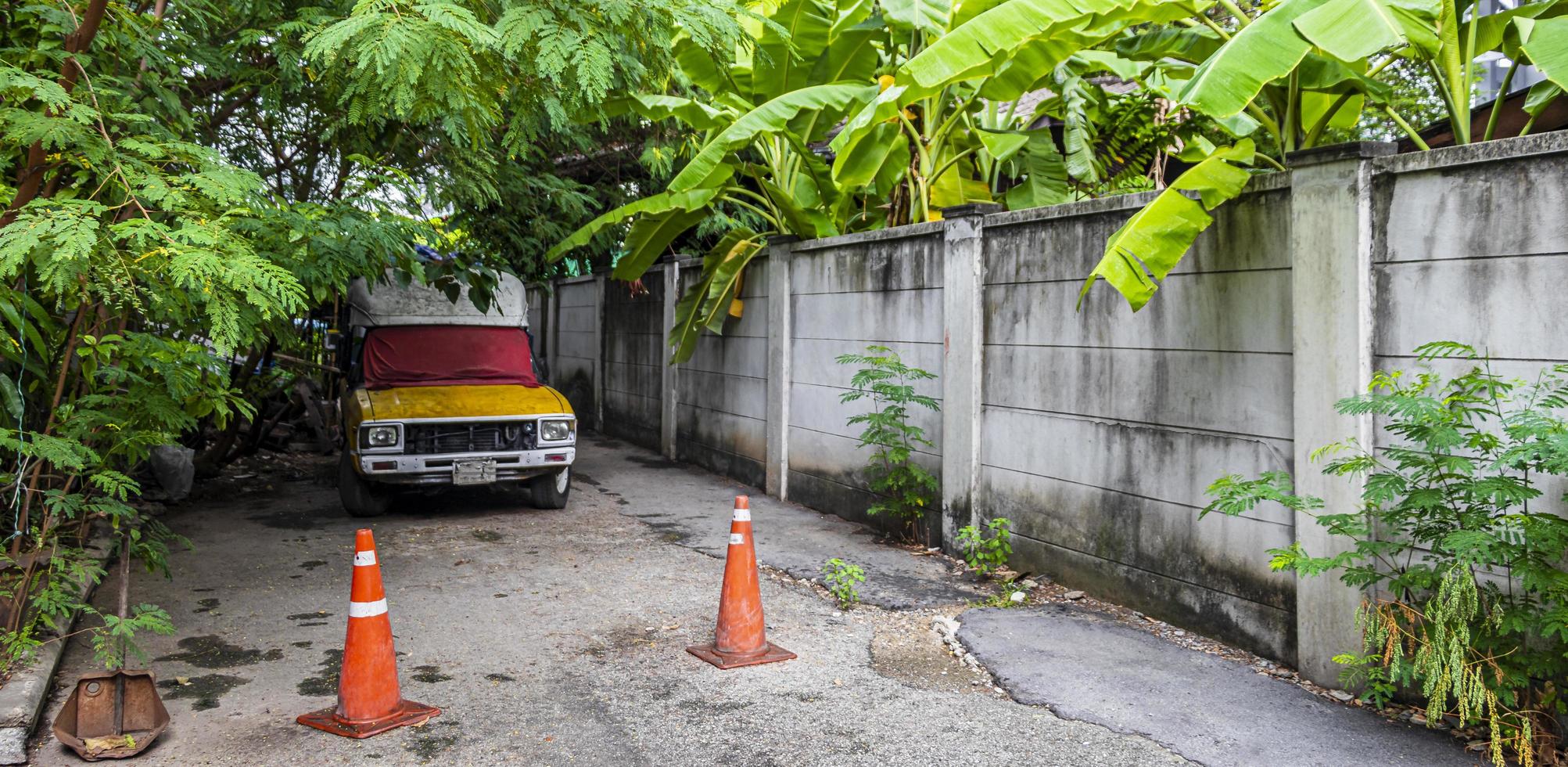 Coche viejo abandonado en el bosque tropical en Bangkok, Tailandia. foto