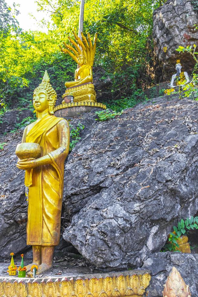 estatua dorada del buda phousi hill wat chom si luang prabang. foto