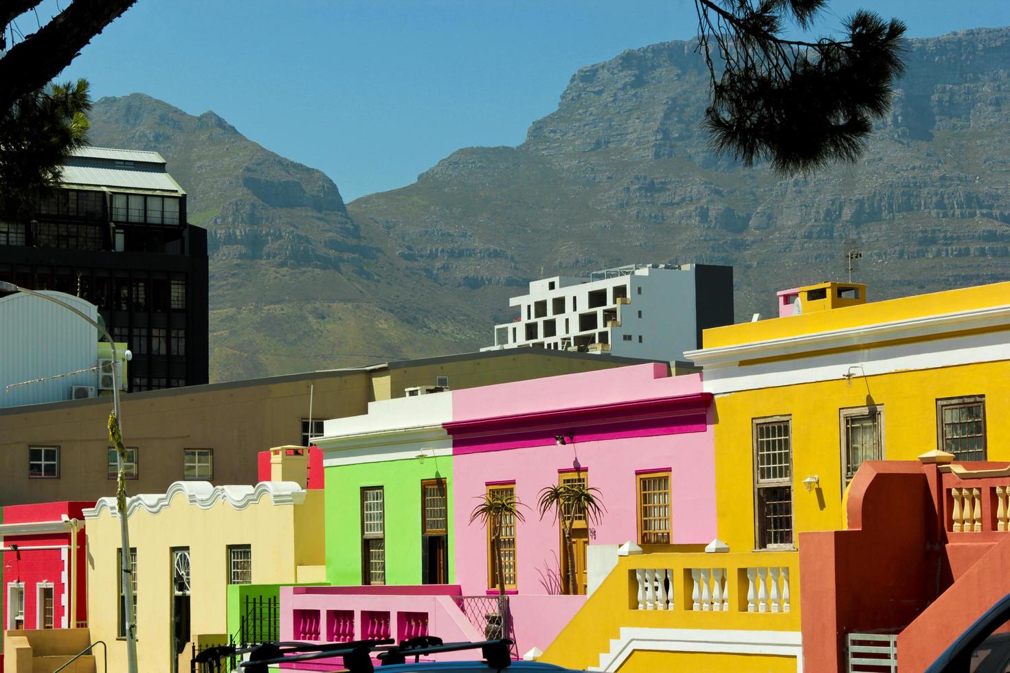 distrito de bo-kaap con el panorama del parque nacional de la montaña de la mesa. foto