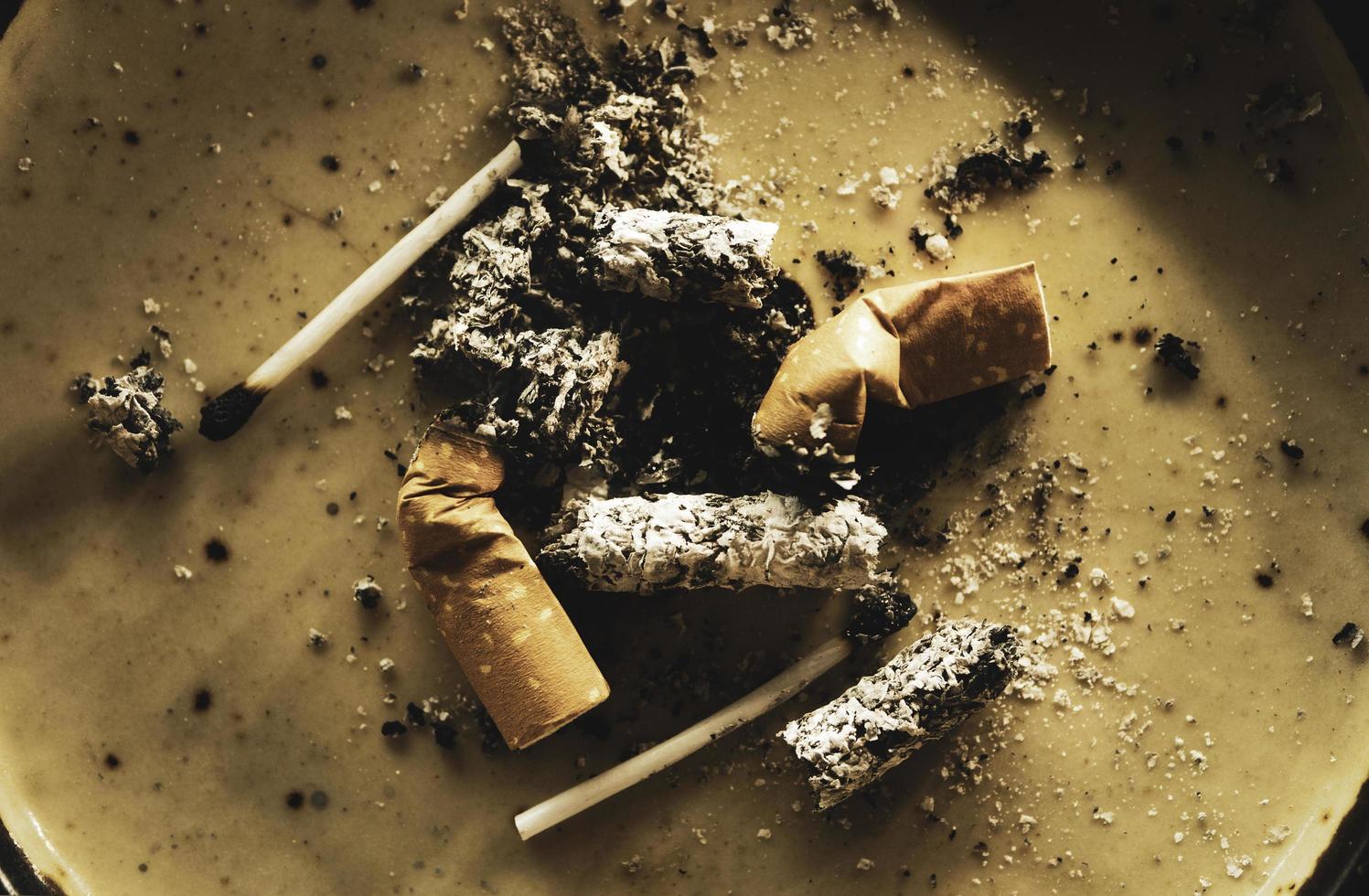 Primer plano de colillas de cigarrillos desechados foto