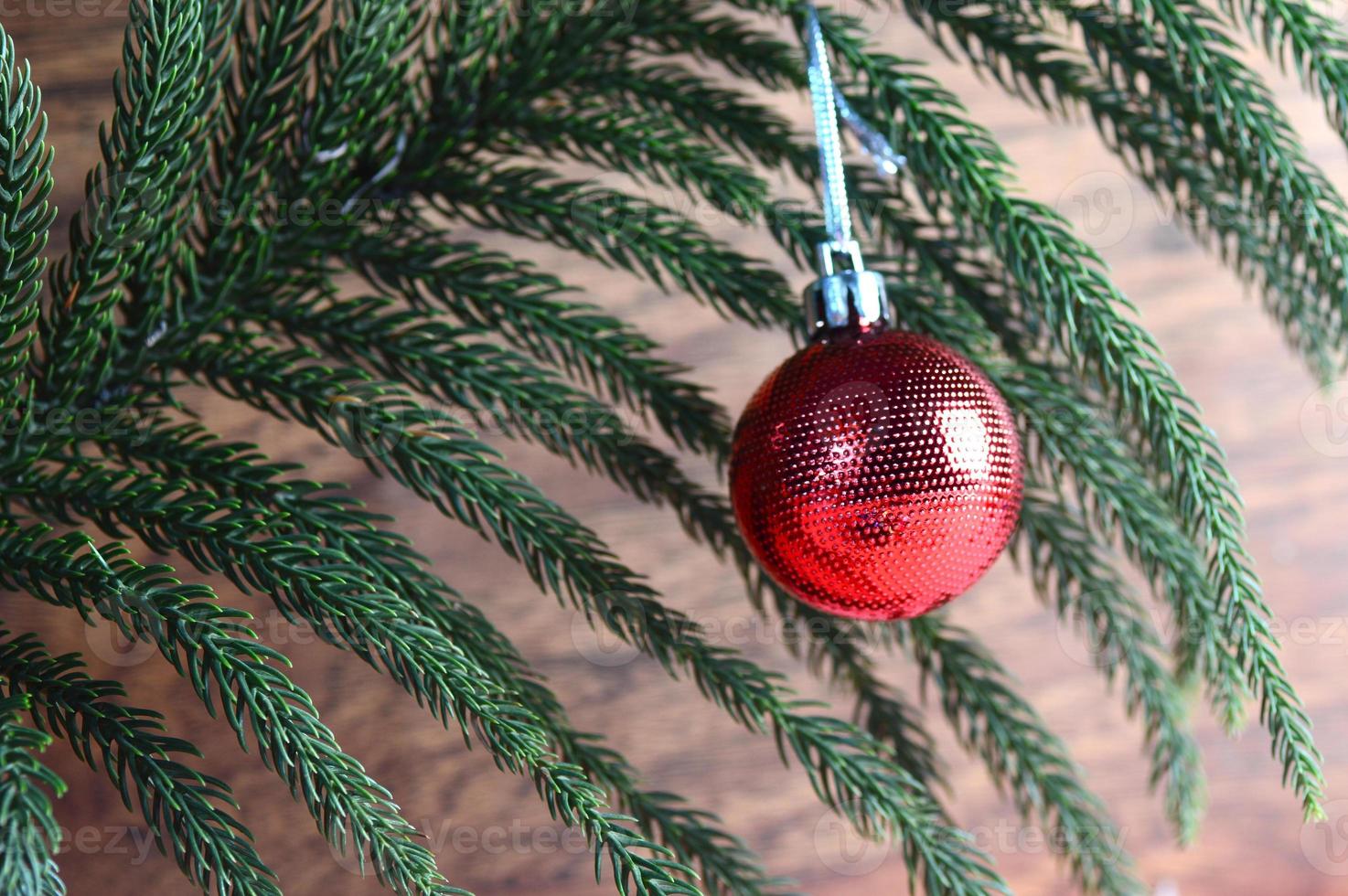 decoración navideña bola de navidad y adornos con la rama del árbol de navidad foto