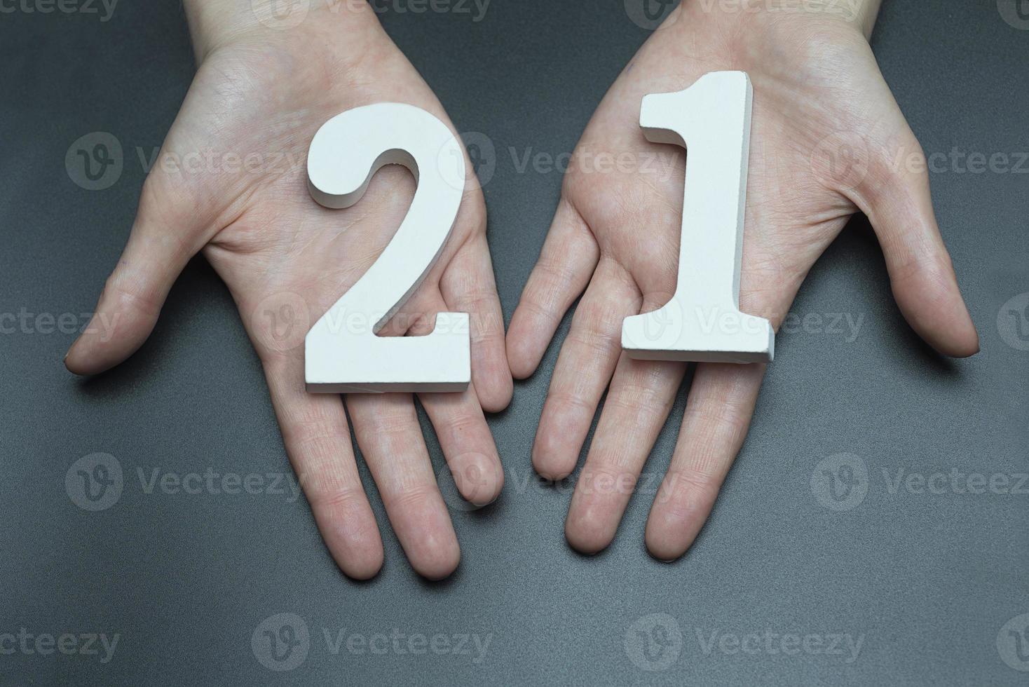 On the female palms figure twenty-one. photo