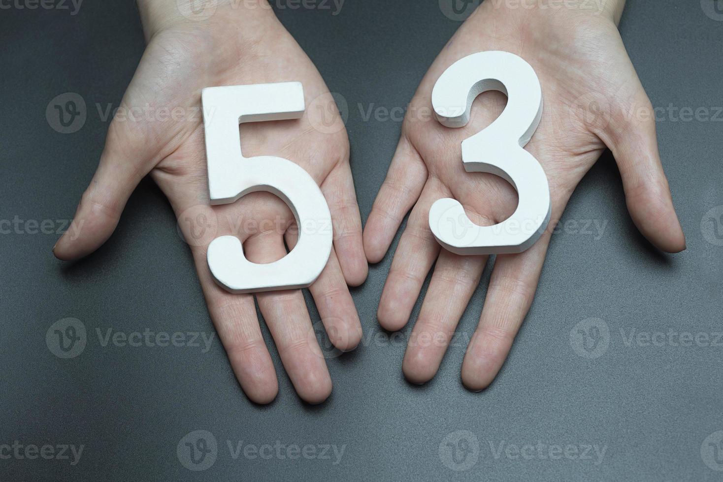 en las palmas femeninas figura cincuenta y tres. foto
