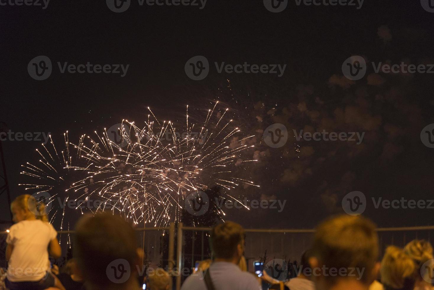 fuegos artificiales en el cielo nocturno de vacaciones. foto