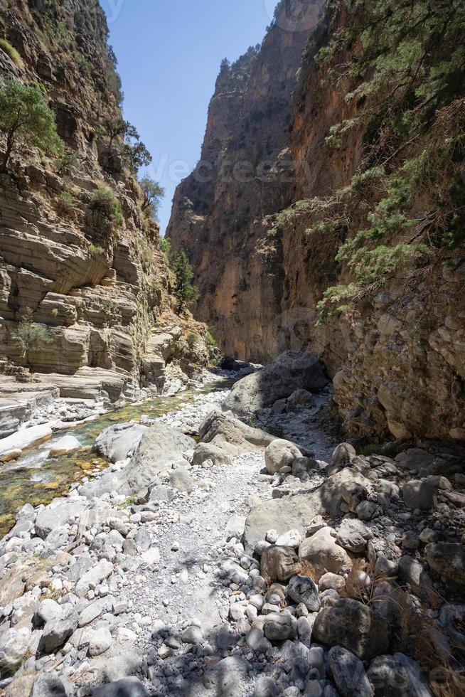 trekking en el desfiladero de samaria en la isla de creta, grecia. foto