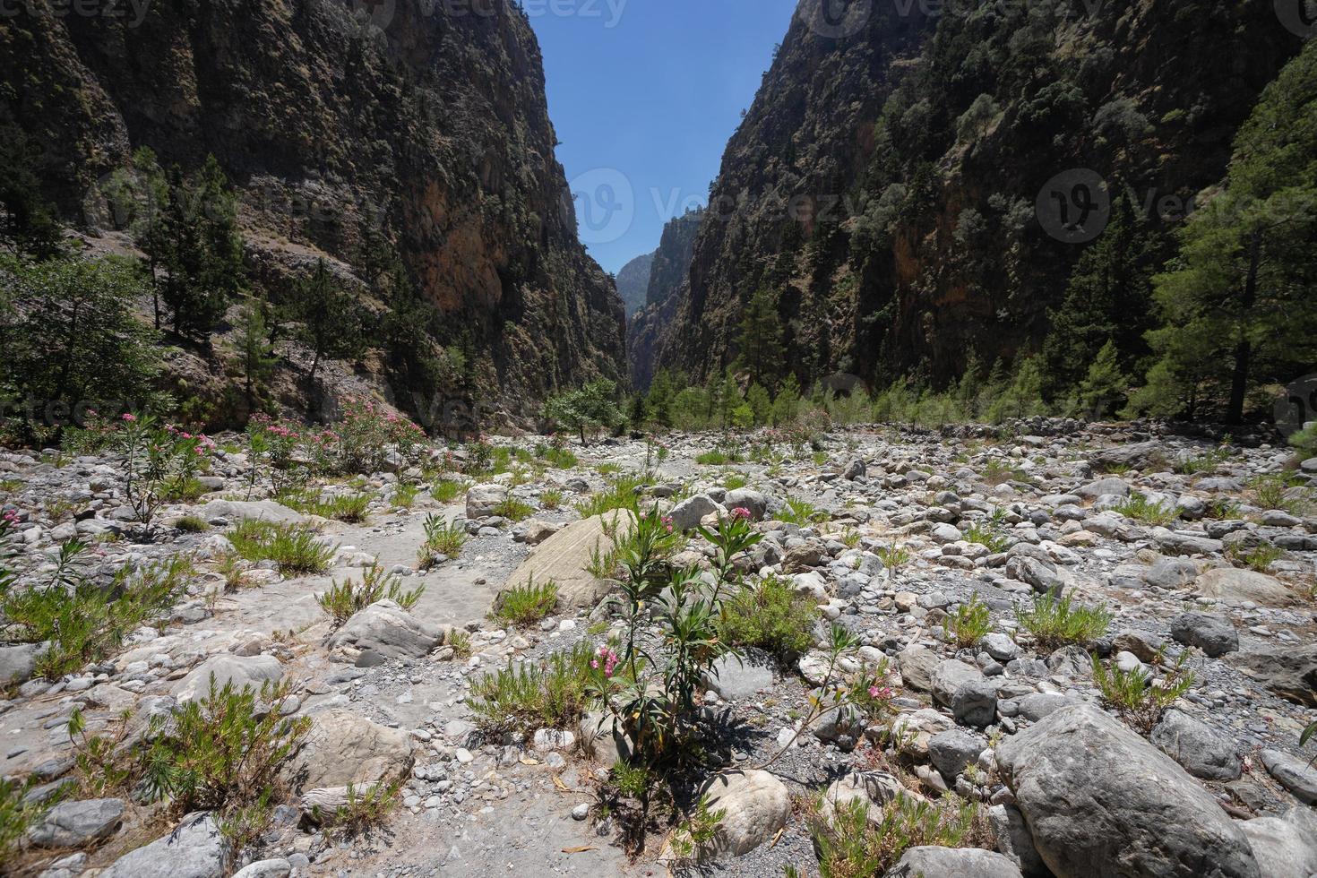 trekking en el desfiladero de samaria en la isla de creta, grecia. foto