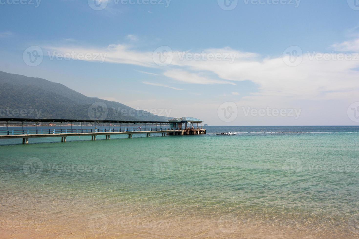 embarcadero cerca del viallage de tekkek. isla de tioman, malasia. foto