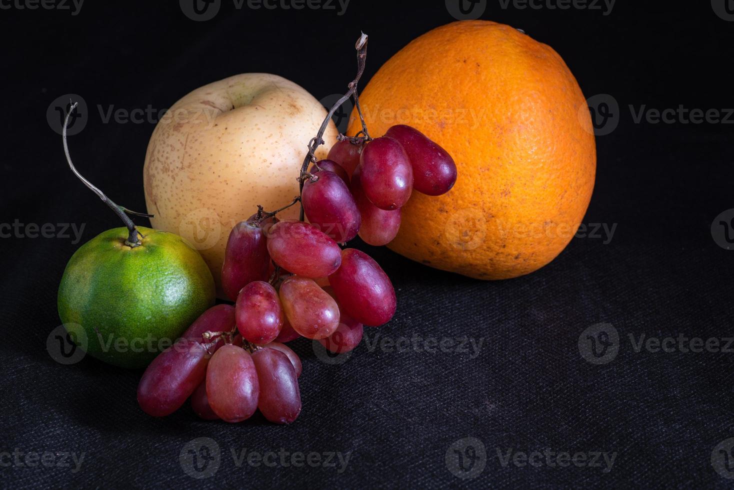 frutas en fondo negro foto