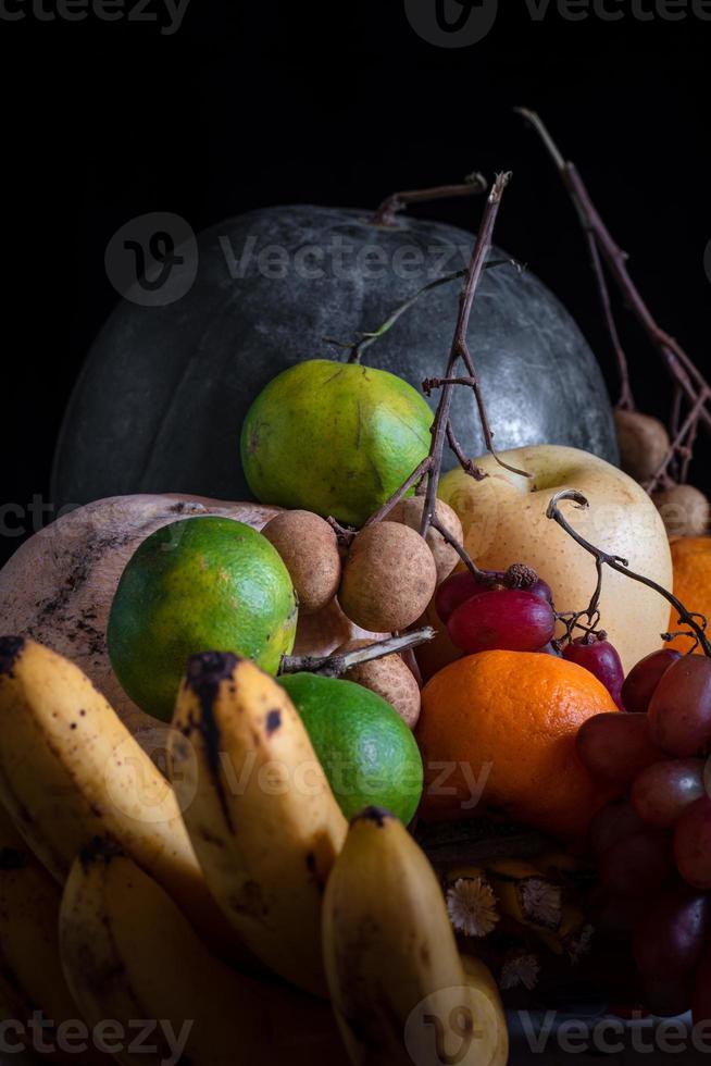 frutas en fondo negro foto