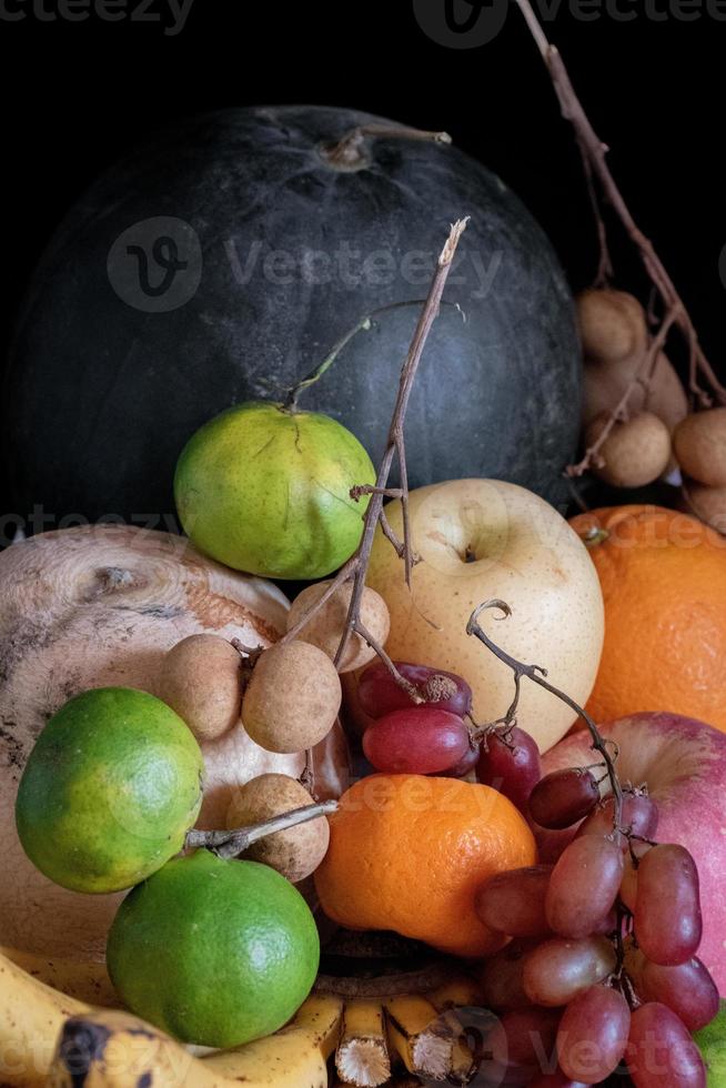 frutas en fondo negro foto