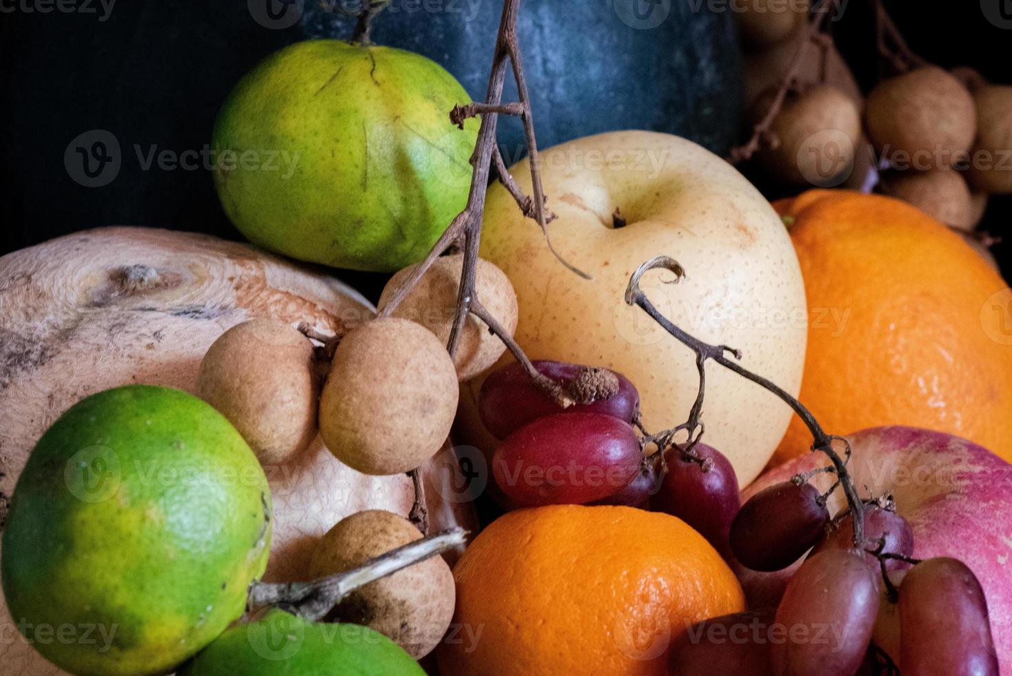 frutas en fondo negro foto